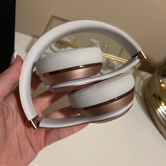 MOVING SALE BEATS ROSE GOLD HEADPHONES - Picture 4 of 9